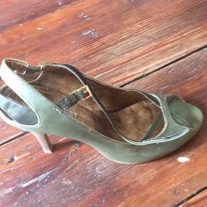 Nine West open-toed pumps, green, size 6